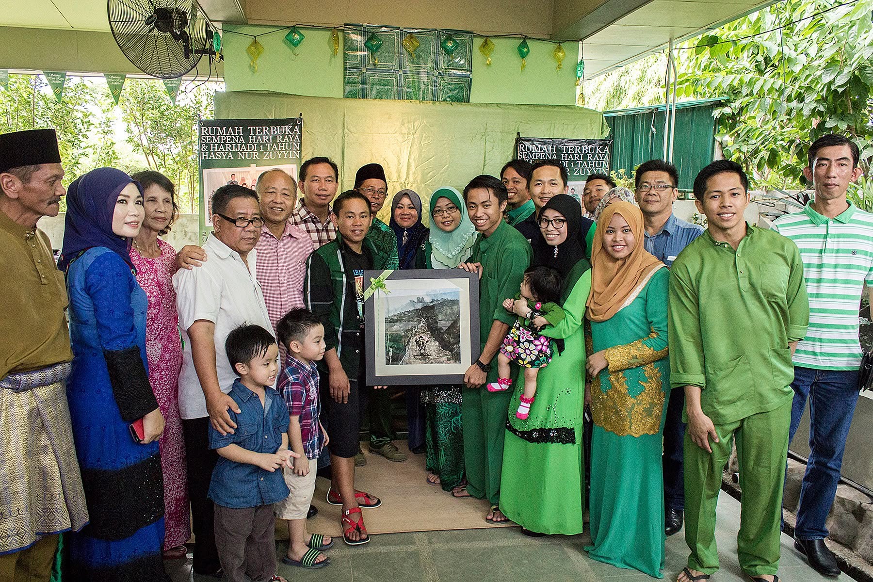 Handing over RM5,000 raised for Sabah mountain guides